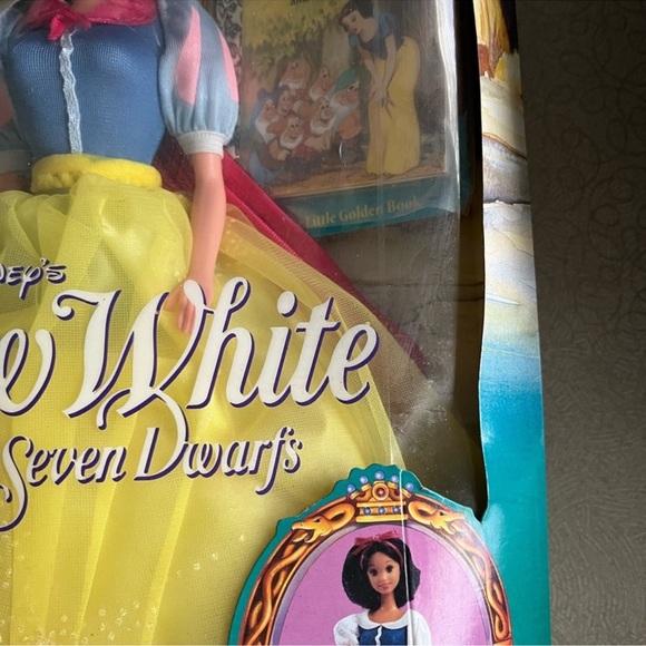 Walt Disney's Snow White Doll - Picture 7 of 13